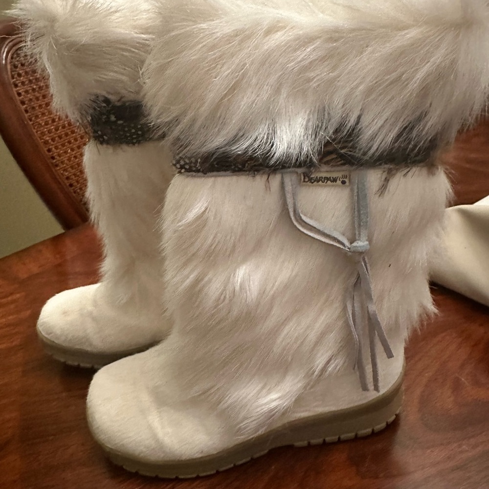 BearPaw Cream Goat Fur Pheasant Wool Boots with Brown Accents Women’s size 8